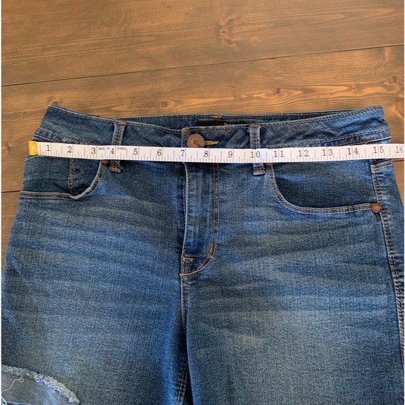 3/$20 1822 denim cut off shorts in size 10 - Picture 3 of 8